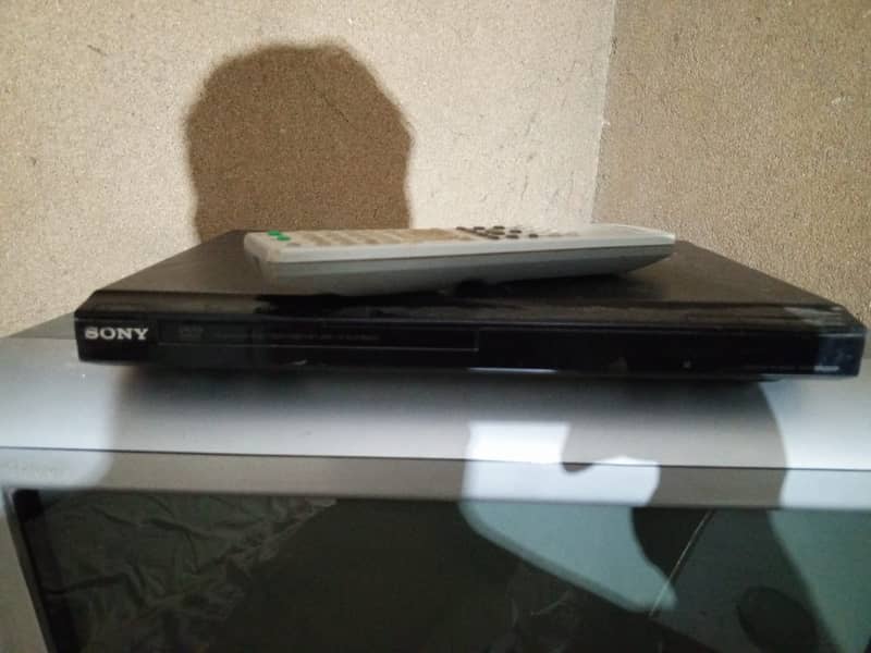 SONY TV 21" EXCELLENT CONDISTION WITH DVD PLAYER 5