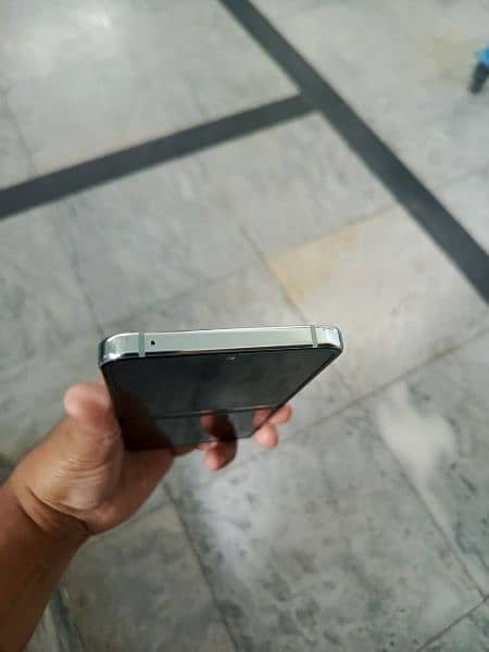 Samsung Galaxy Z Flip 5 Non-PTA 4