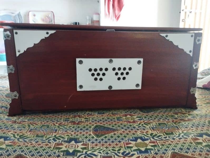 indian harmonium for sale which have brown body and 1 fan 1