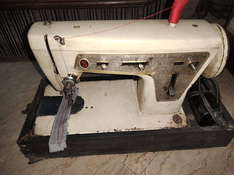 Singer Sewing machine Golden Girl 1