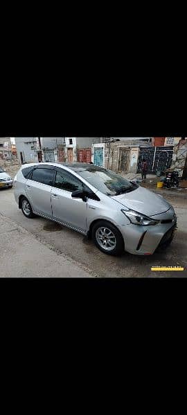 Toyota Prius Alpha 2012 3