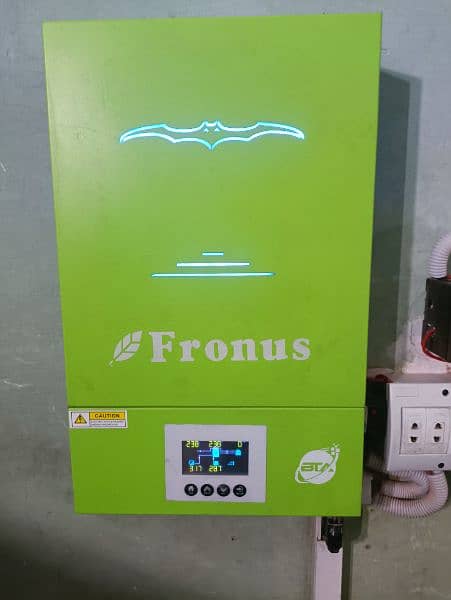 Fronus BAT 4.0 4kw hybrid solar inverter in great condition 2