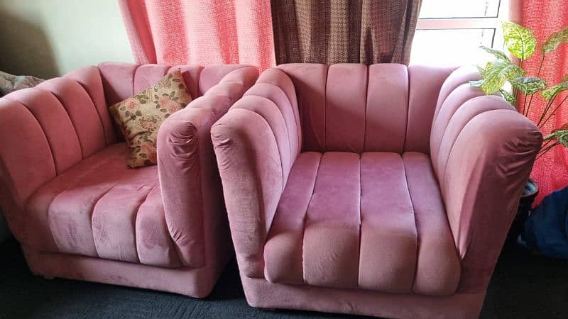 4 SEATER SOFA SET FOR SALE . URGENT 1