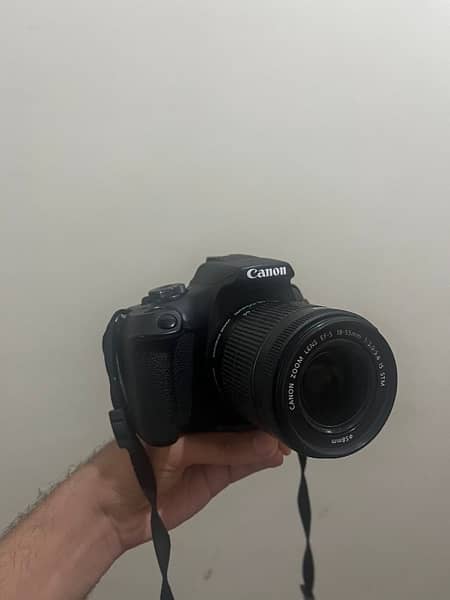 CANON EOS D2000 1