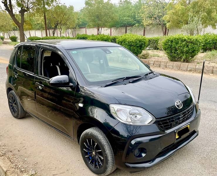 Toyota Passo 2017 pearl black fully original 2