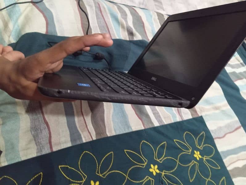 chrome book side par crack hai 1