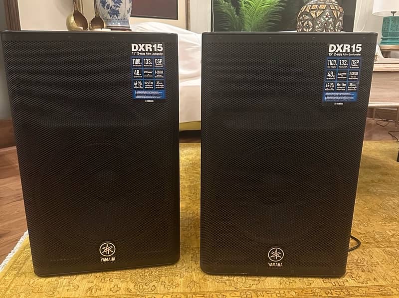 2 Yamaha DXR15 Powered Speakers 0