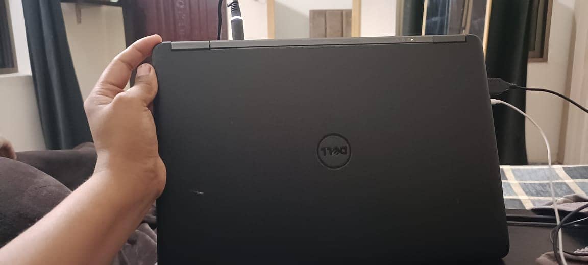 DELL latitude E7250 i5 5th gen 8gb Ram 256 SSD 6