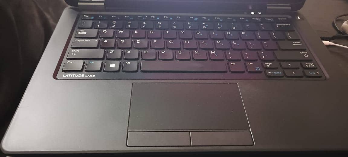 DELL latitude E7250 i5 5th gen 8gb Ram 256 SSD 8