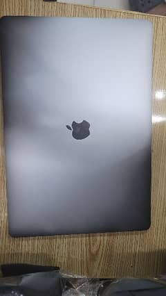 App MacBook Pro 2018 15 inches (Corei7 With 4 GB GPU)