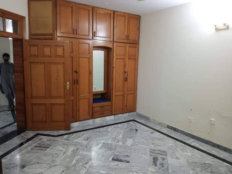 3 BEDROOMS GROUND FLOOR IS AVAILABLE ON RENT. 5