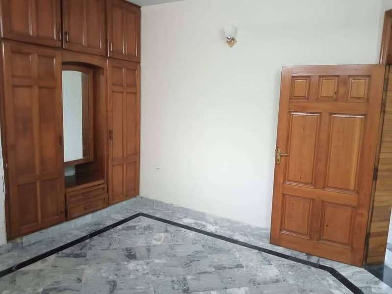 3 BEDROOMS GROUND FLOOR IS AVAILABLE ON RENT. 6