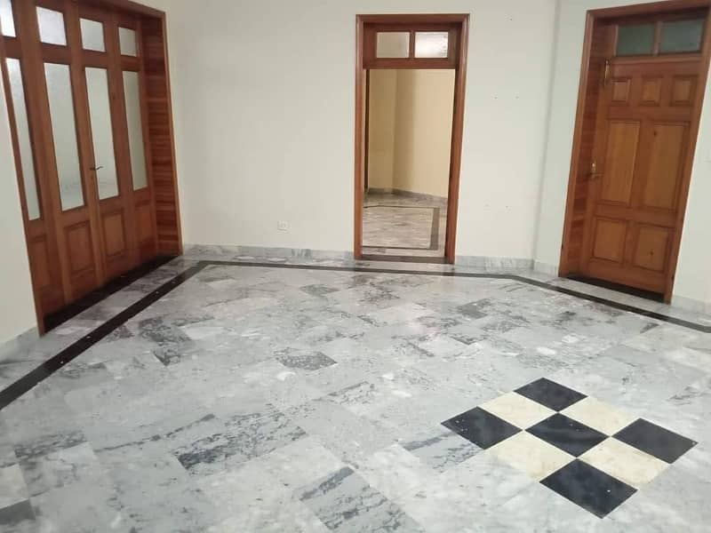 3 BEDROOMS GROUND FLOOR IS AVAILABLE ON RENT. 8