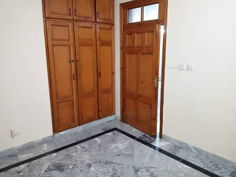 3 BEDROOMS GROUND FLOOR IS AVAILABLE ON RENT. 9