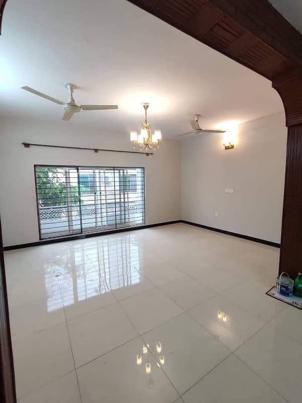 6 BEDROOMS DOUBLE STOREY HOUSE IS AVAILABLE FOR RENT. 1