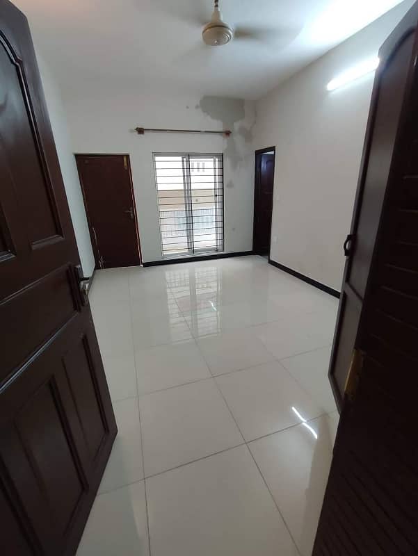 6 BEDROOMS DOUBLE STOREY HOUSE IS AVAILABLE FOR RENT. 8