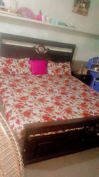 wooden bed set full with out matress good condition 5 moths use 7