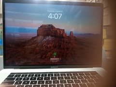 Macbook pro 2018 
Ram 16GB 
Ssd =256GB 
GPU =4 GB