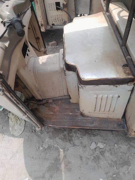 I am selling my auto rickshaw 2