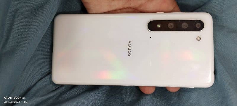 Aquos R5G 1