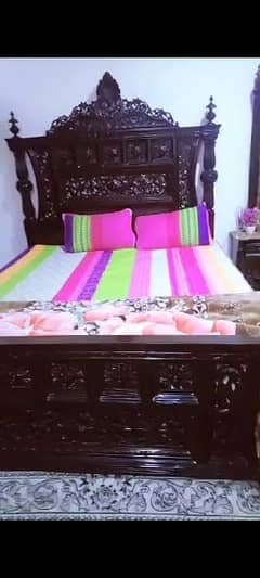 Kind size bed with 2 side tables and singarmez