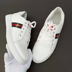 men sport shoes white