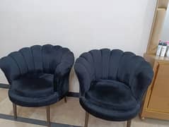 BLACK VELVET FLOWER CHAIRS WITH COFFEE TABLE SET *10/10 CONDITION*