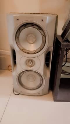 YAMAHA ORIGNAL EMPLIFIER AND SPEAKER THETRE