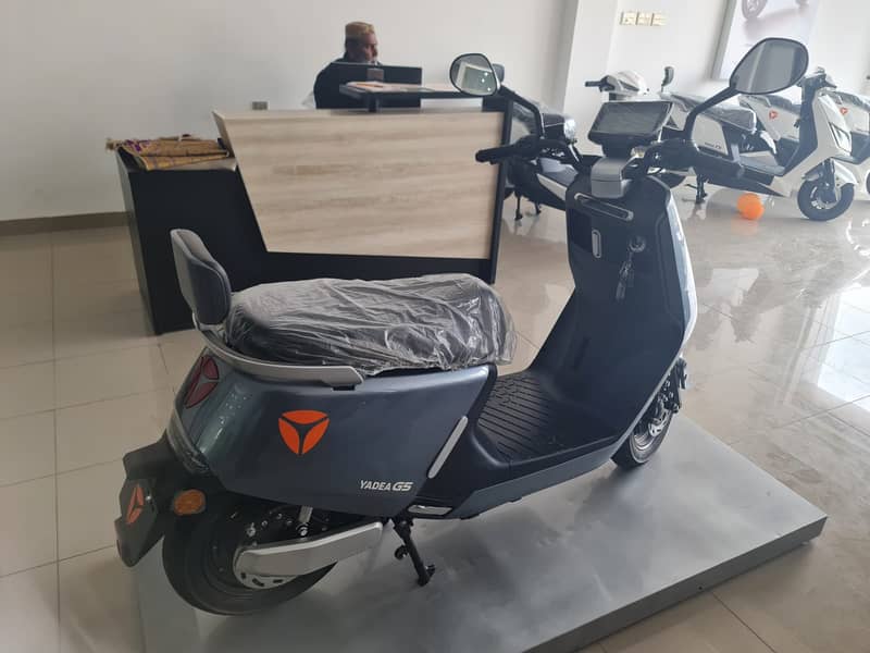 Yadea G5 Electric Scooty / Electric Scooter 2