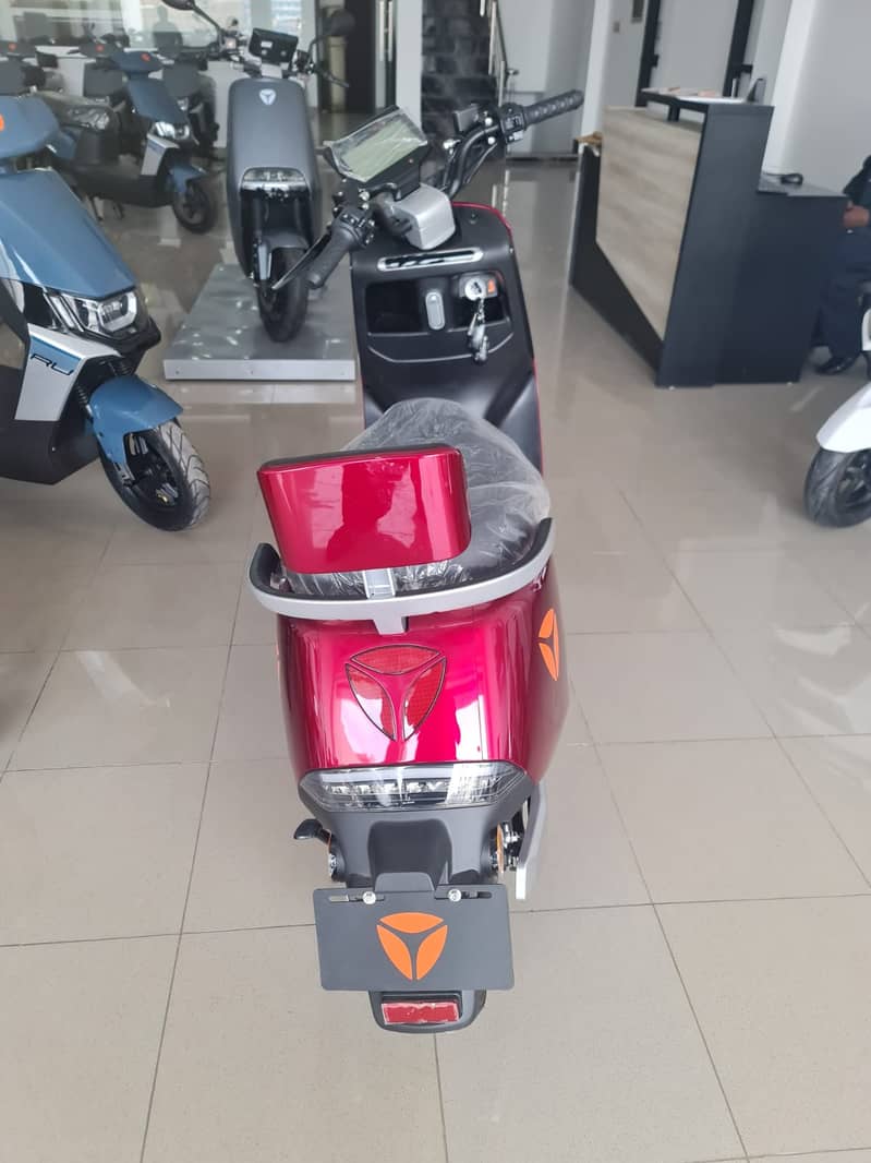 Yadea G5 Electric Scooty / Electric Scooter 10