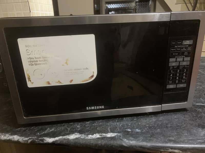 Samsung Large Microwave in Excellent Condition 4