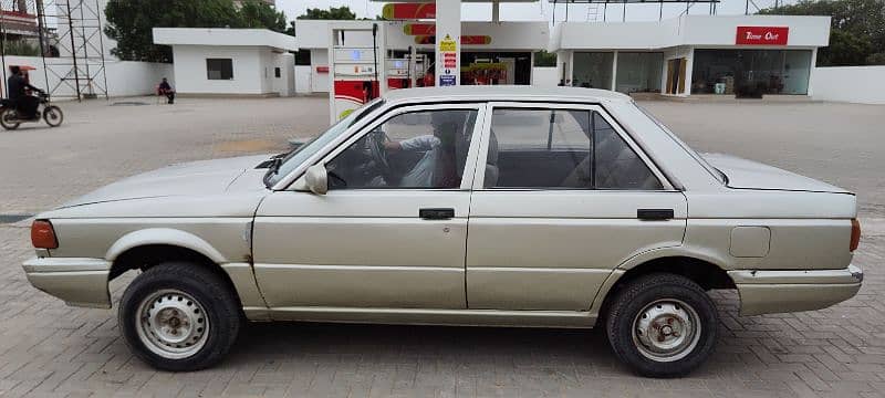 urgent sell Nissan Sunny 1990 neat and clean car Power steering 3