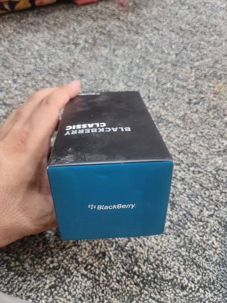 BlackBerry Classic Brand New Complete Box 5