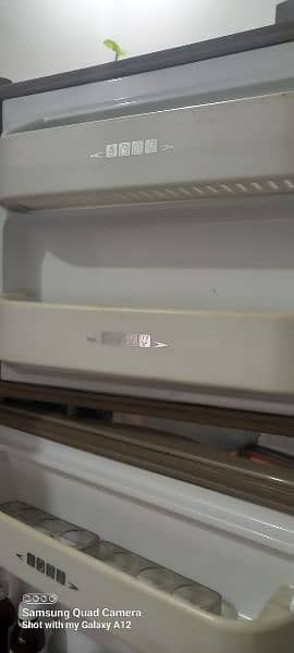 Dawlance large size refrigerator in good condition 2