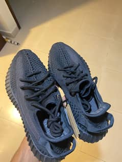 ADIDAS Yeezy Boost 350 V2 (SIZE US 9, UK 8 1/2)