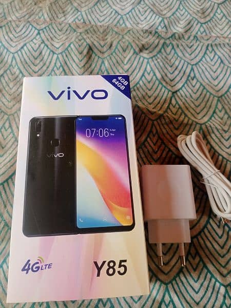 Vivo y85 (4/64) Gb ram full new  with box and charger 4