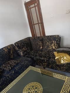 L shaed sofa nd table 0