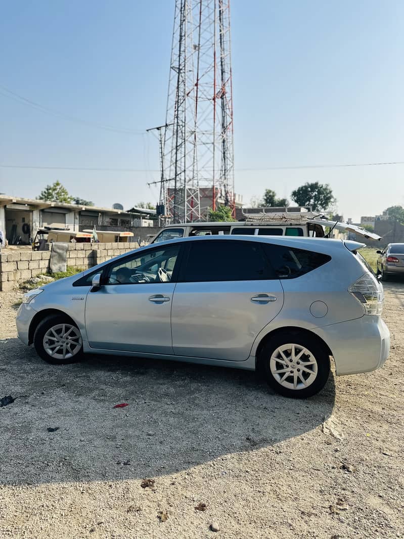 Toyota Prius Alpha 2014 Hybrid 3