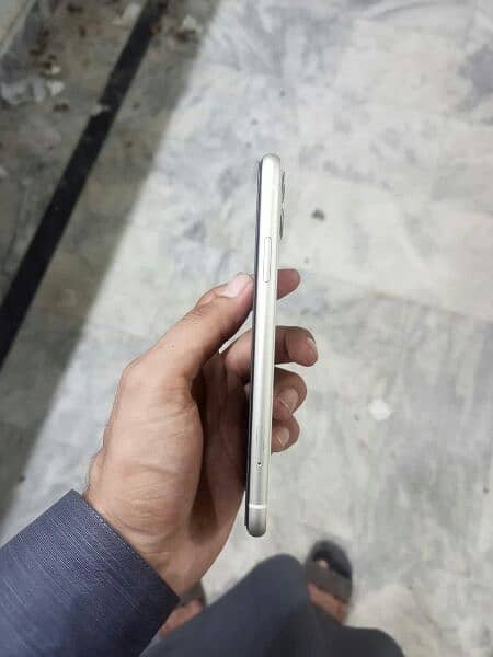 IPhone 11 (128 memory, BH 84, PTA approved, color white) 5