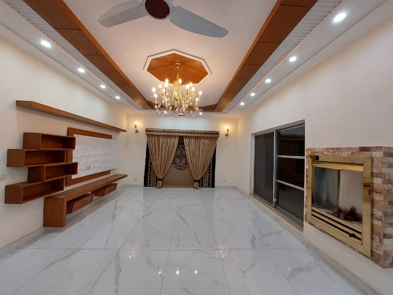 A Beautiful Designer 1 Kanal Brand New FOR RENT UPPER PORTION OR LOWER PORTION LOCK h On Vip Location Close To Park In Bahria Town Lahore 0