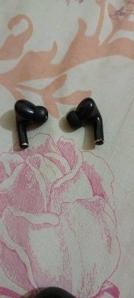 Earphones black colour and lighting port charging 0