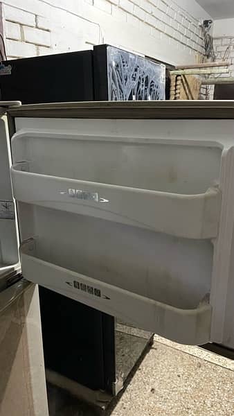 Dawlance  fridge all ok working  condition  large size 5