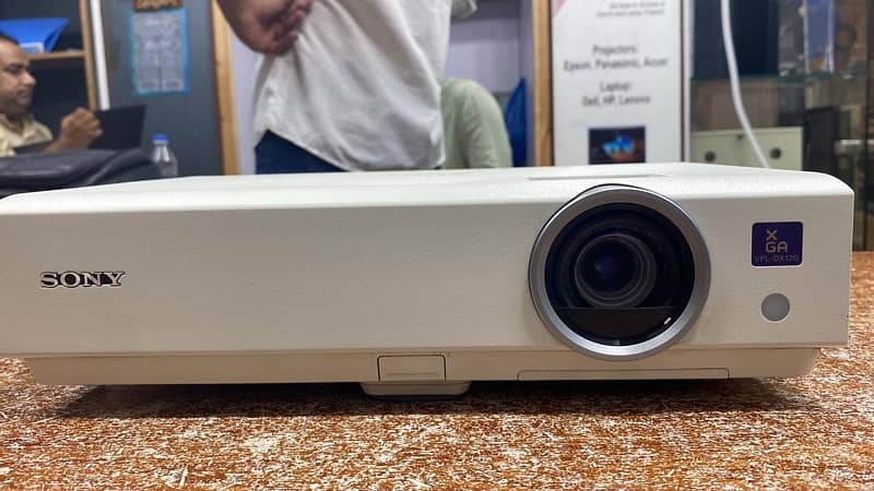 Used projector available in best price projector screen 2