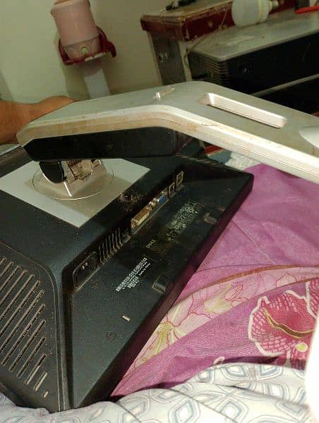 Dell 17 inch LCD he Kahi se bhi LCD me nishan nahi he 4