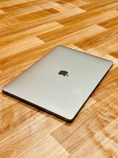 MacBook 15.4inch i7 16gb ram / 256gb storage 4