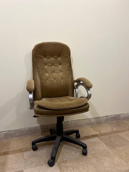 Light brown writing table and office chair 4