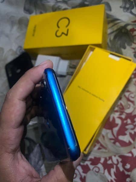 Realme C3 3/32 with box and Charger 2