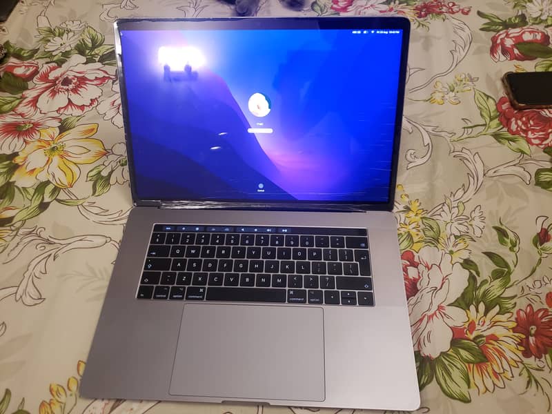 MacBook Pro (15-inch, 2016) 1