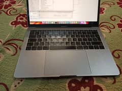 Apple MacBook Pro 2017 13.3 inch 16 GB RAM i7 256 GB SSD