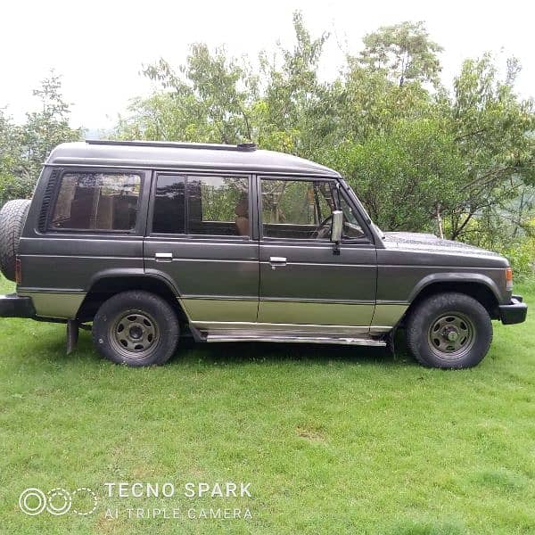 Mitsubishi Pajero 1990 4